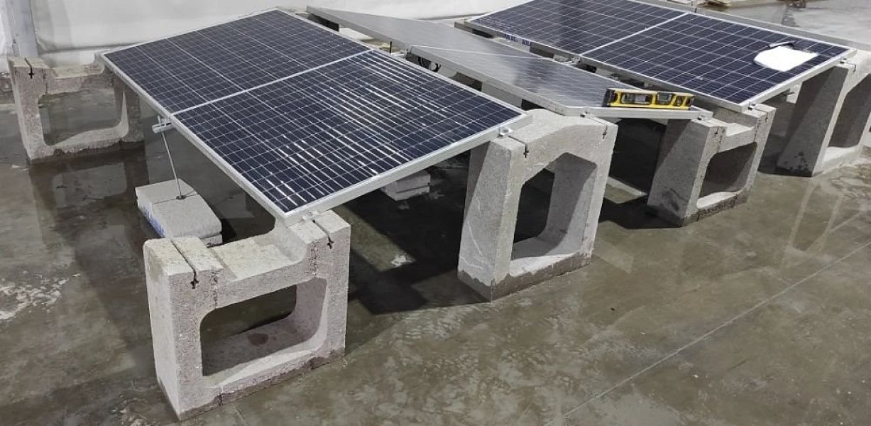 Photovoltaik auf begrünten Dächern: die Verbindung von Technologie und Natur durch selbsttragende Blöcke
